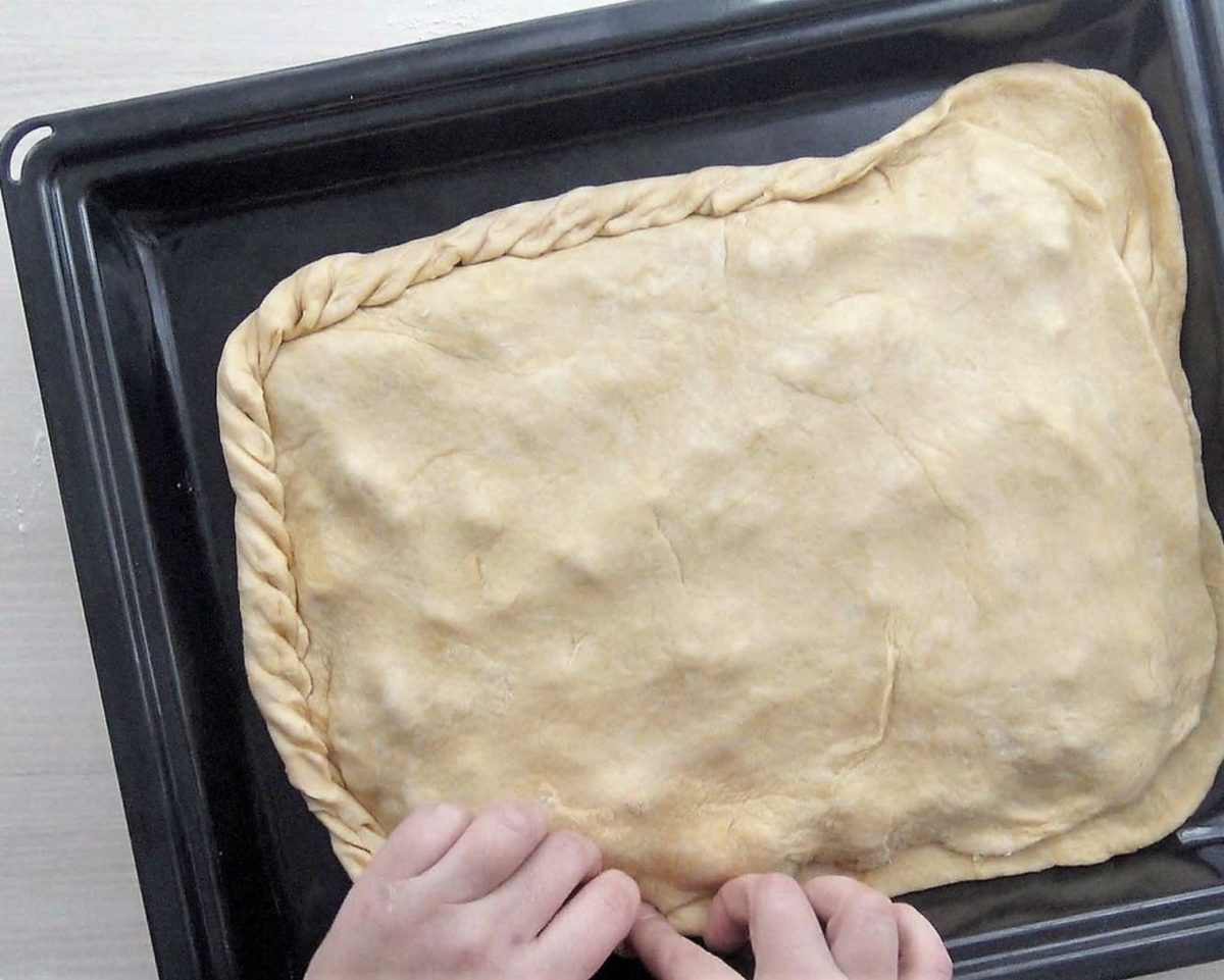 Empanada de atún casera: cerrar bordes
