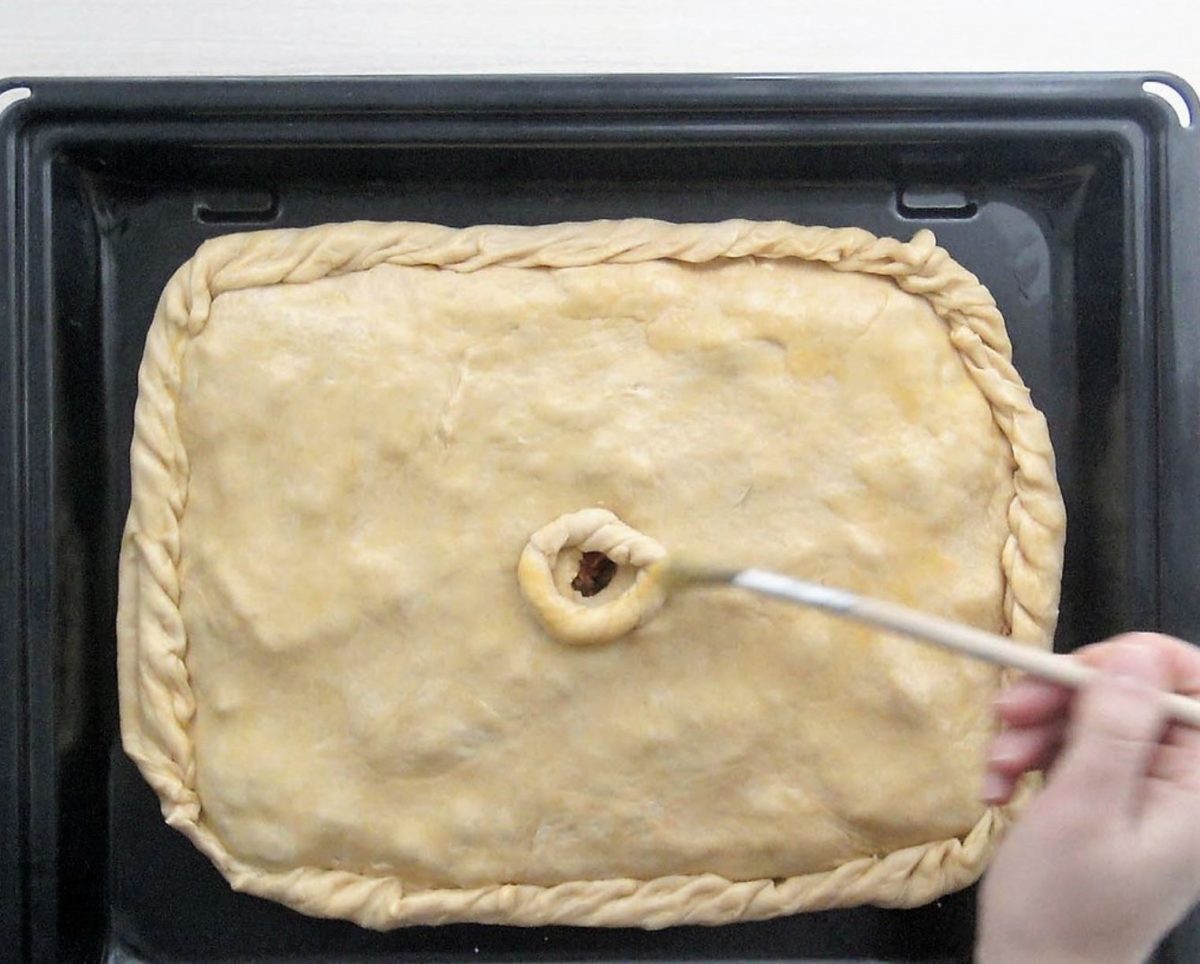Empanada de atún casera: hacer agujero