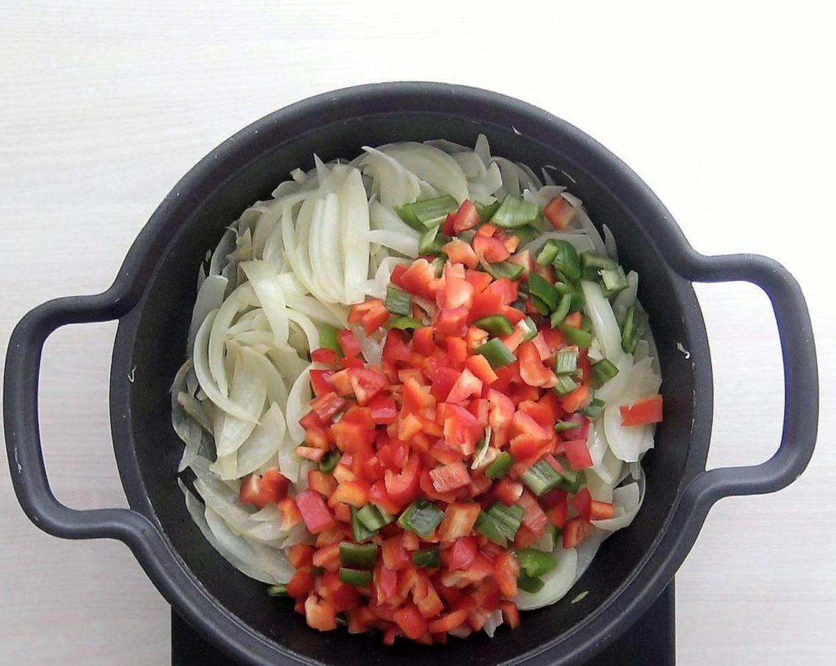 Empanada de atún casera: pimiento en dados