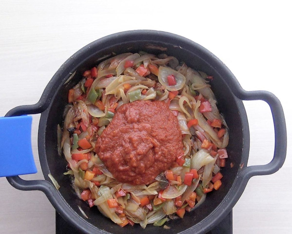 Empanada de atún casera: sofreir verduras y añadir tomate