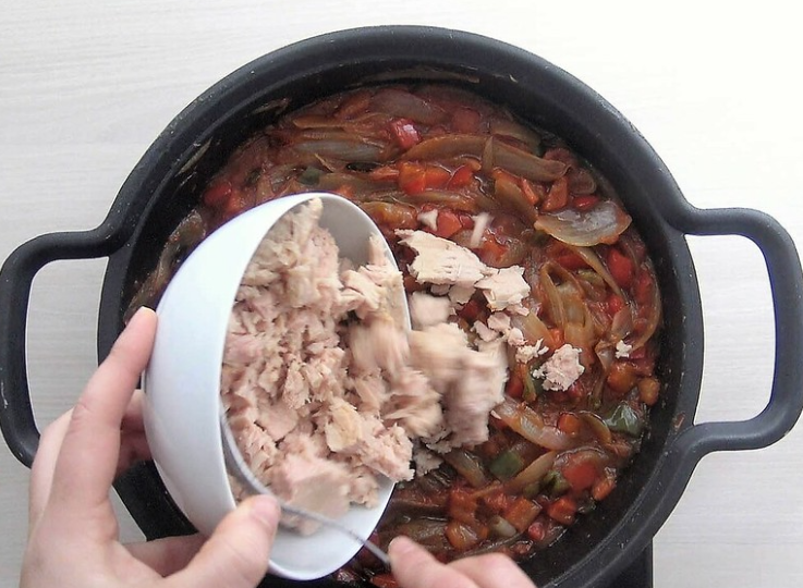 Empanada de atún casera: añadir atún