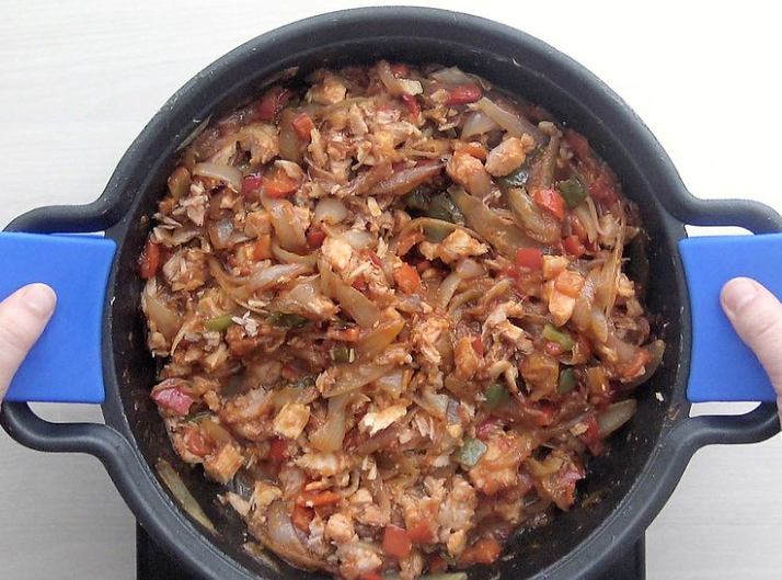 Empanada de atún casera: relleno listo