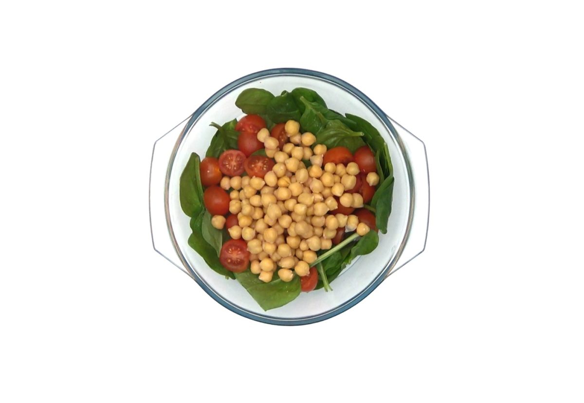 Ensalada de espinacas con garbanzos y queso de cabra