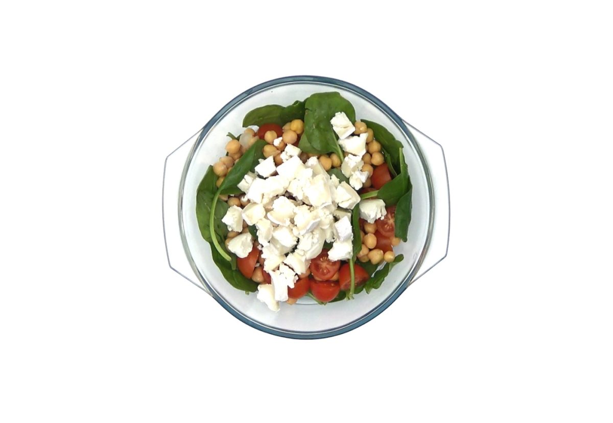 Ensalada de espinacas con garbanzos y queso de cabra
