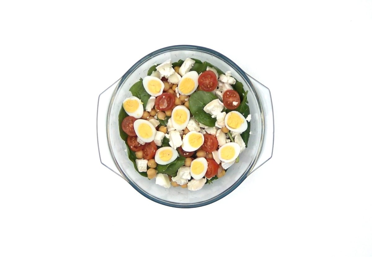 Ensalada de espinacas con garbanzos y queso de cabra