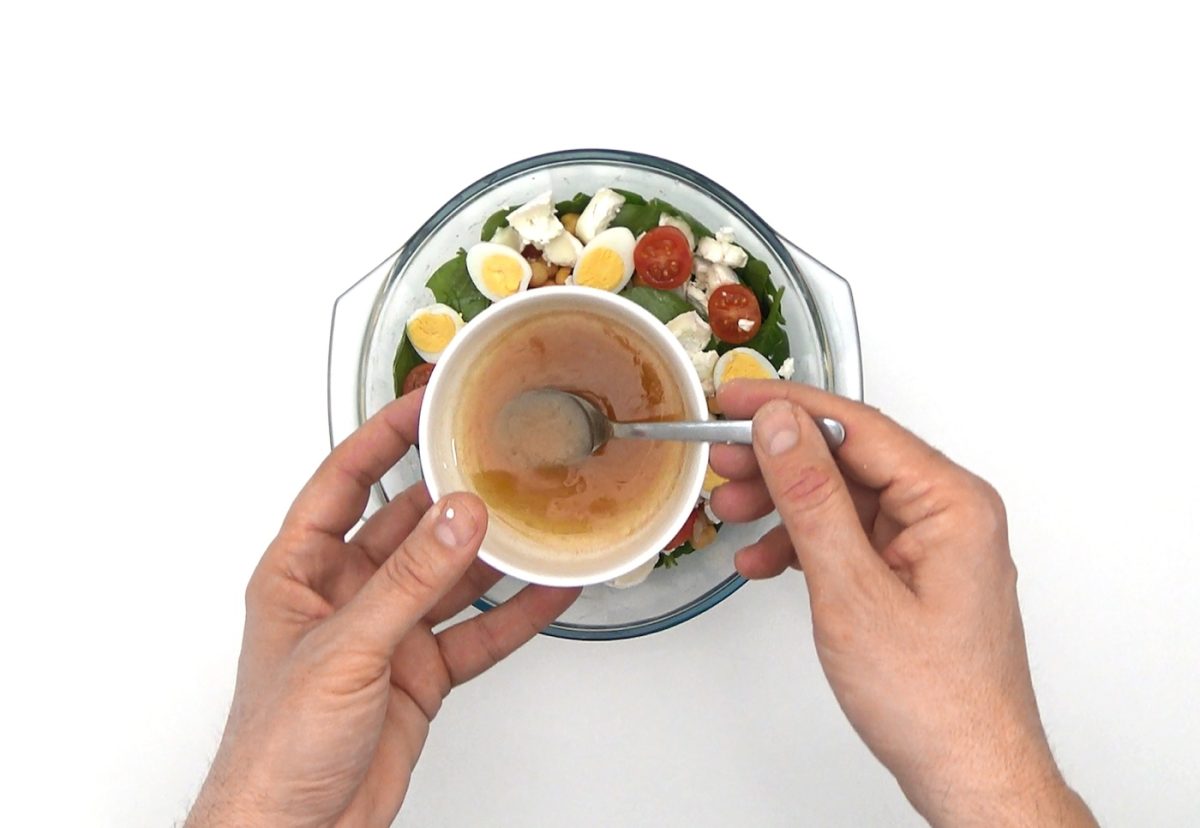 Ensalada de espinacas con garbanzos y queso de cabra