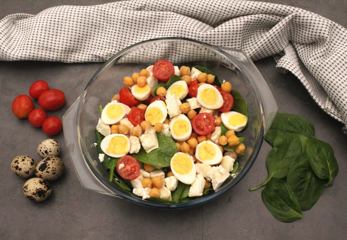 Ensalada de espinacas con garbanzos y queso de cabra
