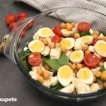 Ensalada de espinacas con garbanzos y queso de cabra