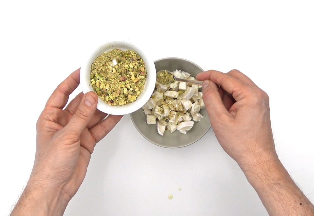 Ensalada de rúcula y escarola con queso de cabra, pistachos y naranja