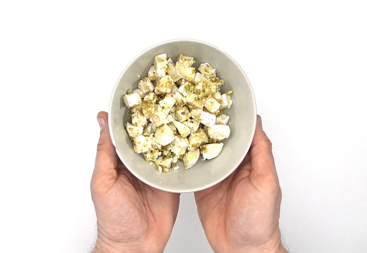Ensalada de rúcula y escarola con queso de cabra, pistachos y naranja