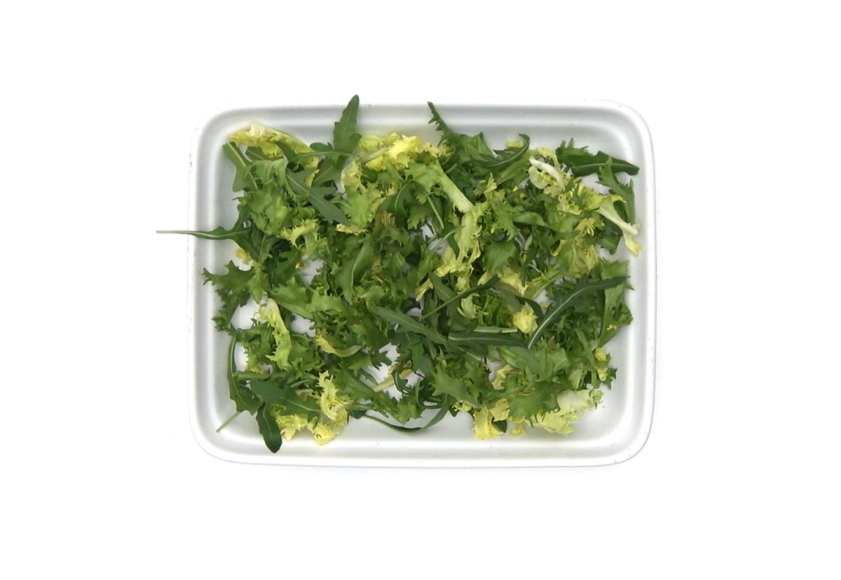 Ensalada de rúcula y escarola con queso de cabra, pistachos y naranja