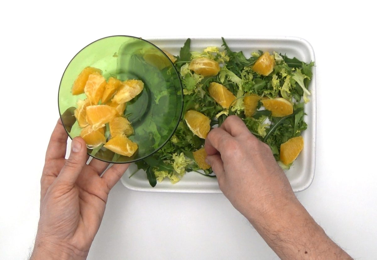 Ensalada de rúcula y escarola con queso de cabra, pistachos y naranja