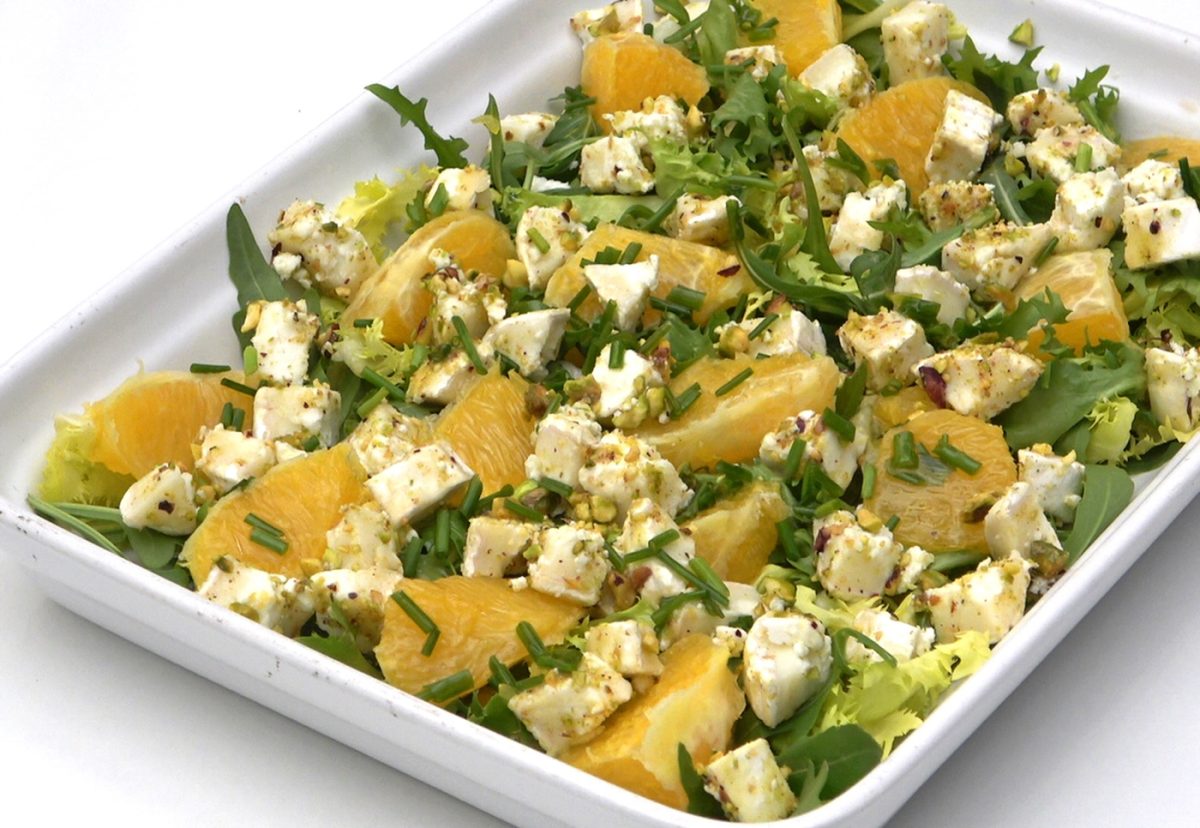 Ensalada de rúcula y escarola con queso de cabra, pistachos y naranja