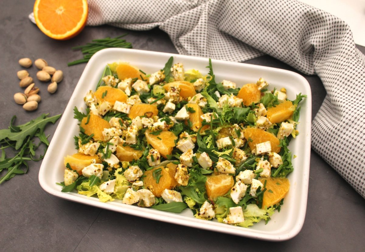 Ensalada de rúcula y escarola con queso de cabra, pistachos y naranja