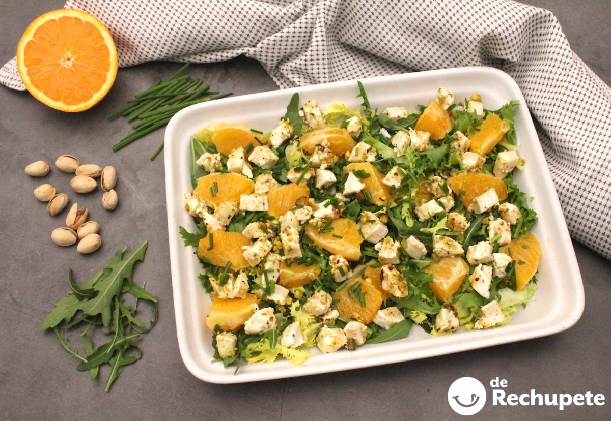 Ensalada de rúcula y escarola con queso de cabra, pistachos y naranja