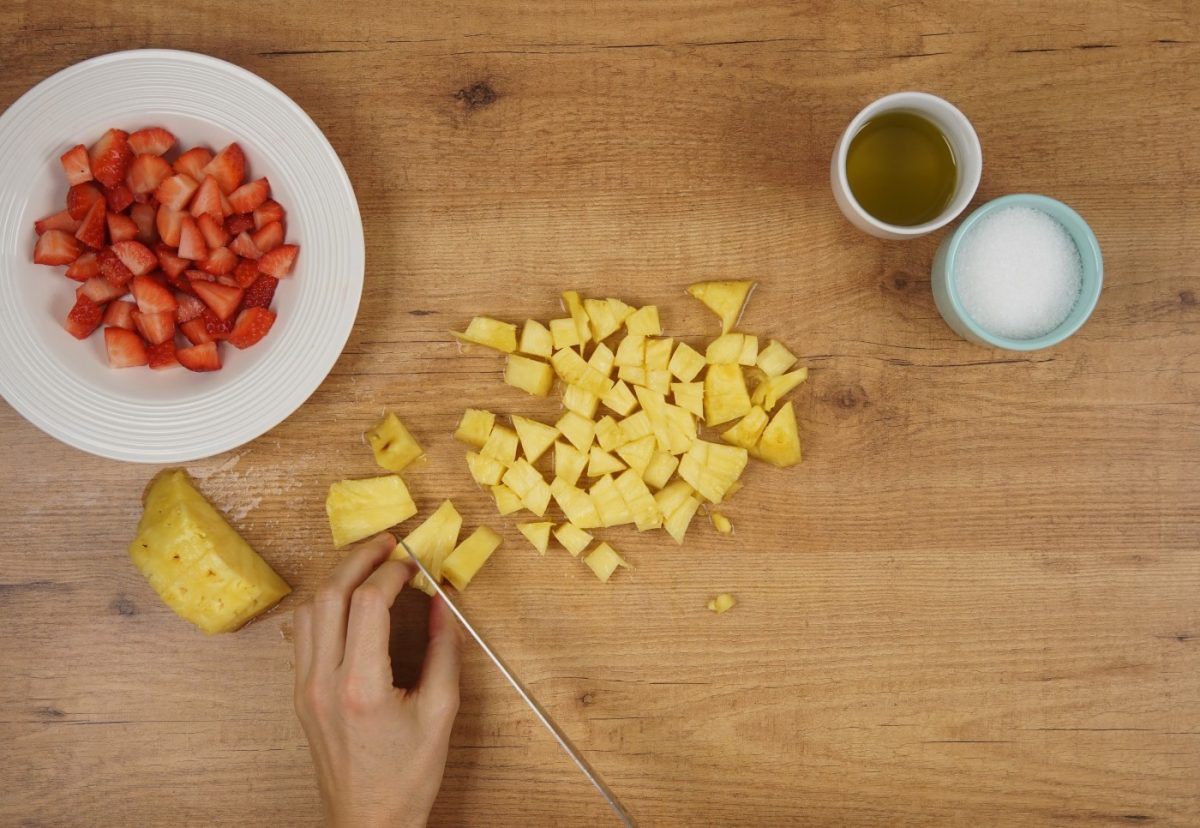 Ensalada de espinacas con requesón y fruta. Una combinación refrescante