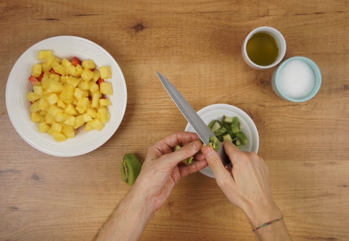 Ensalada de espinacas con requesón y fruta. Una combinación refrescante