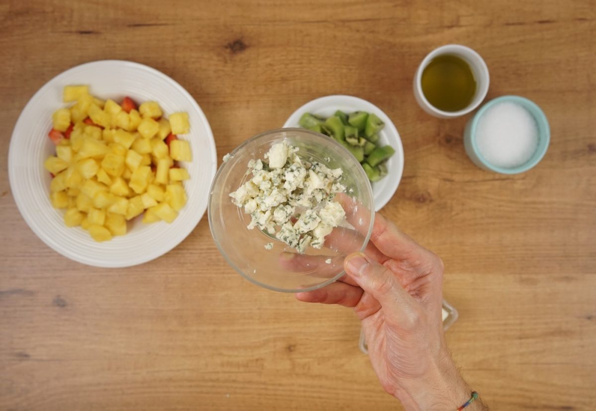 Ensalada de espinacas con requesón y fruta. Una combinación refrescante