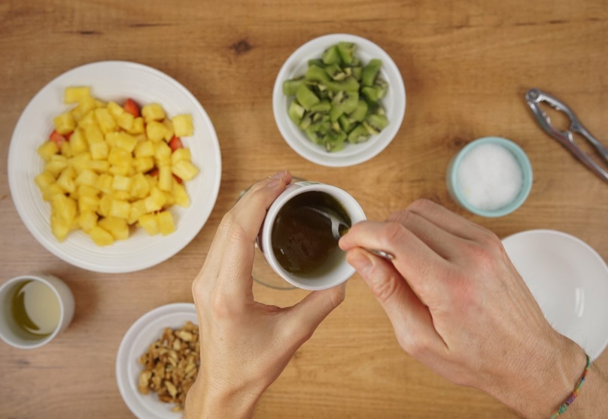 Ensalada de espinacas con requesón y fruta. Una combinación refrescante