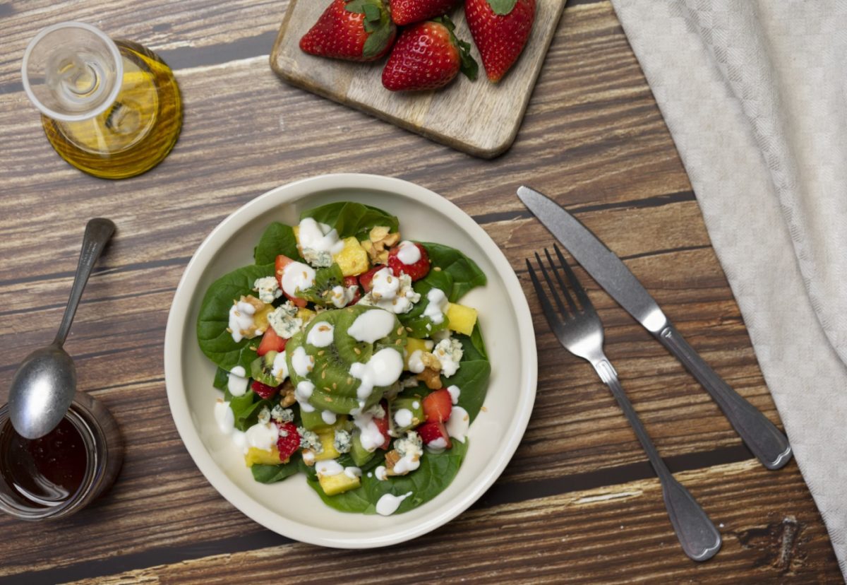 Ensalada de espinacas con requesón y fruta. Una combinación refrescante