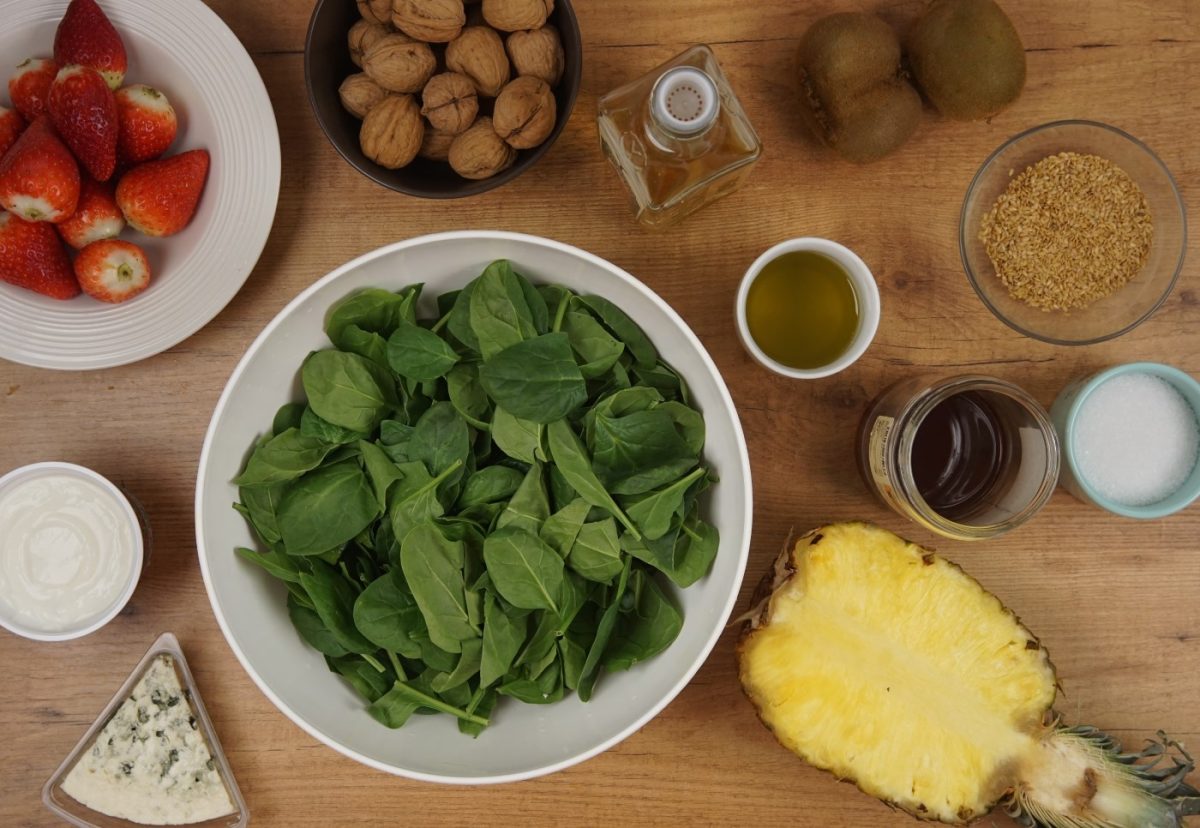 Ensalada de espinacas con requesón y fruta. Una combinación refrescante