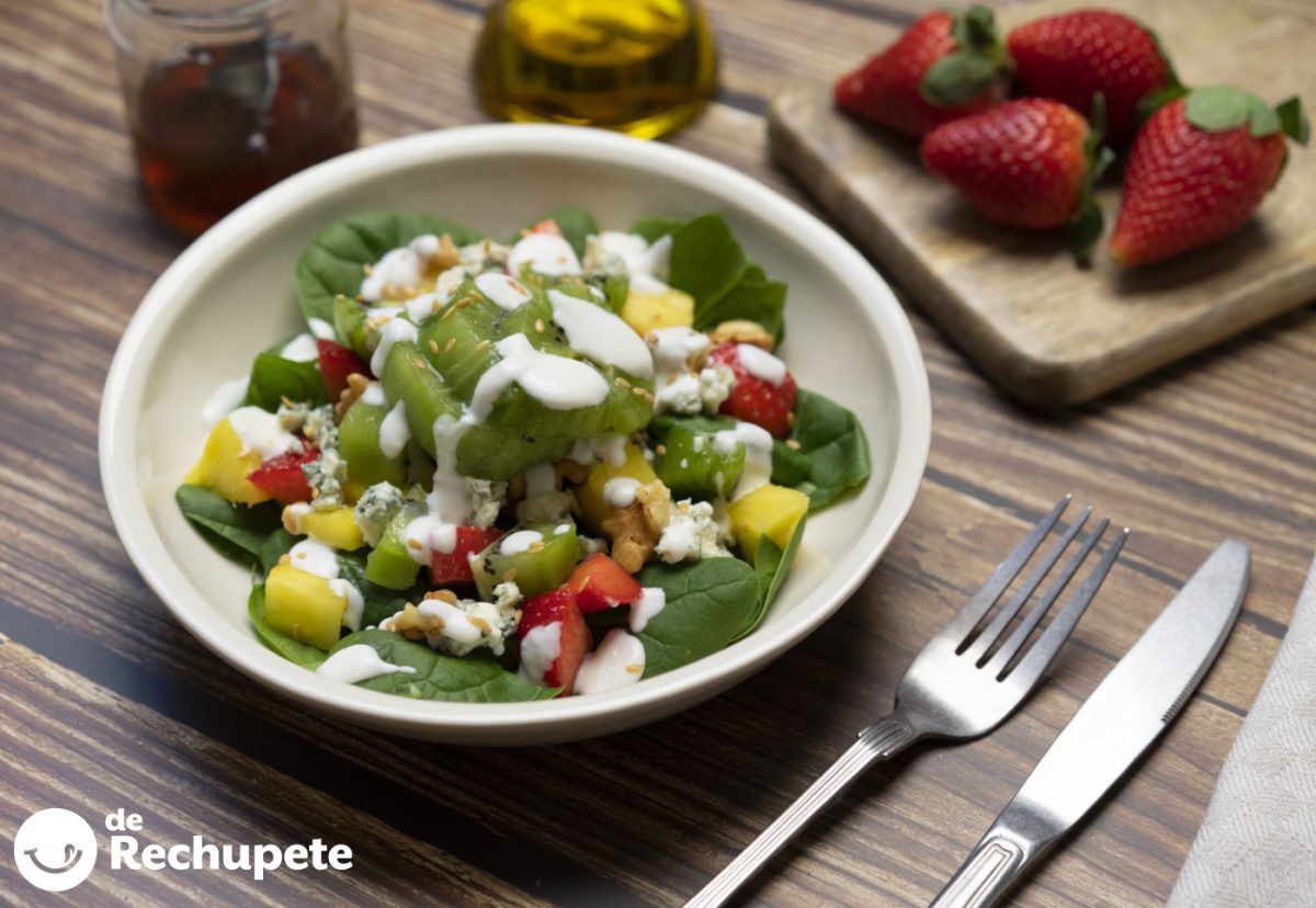 Ensalada de espinacas con requesón y fruta. Una combinación refrescante