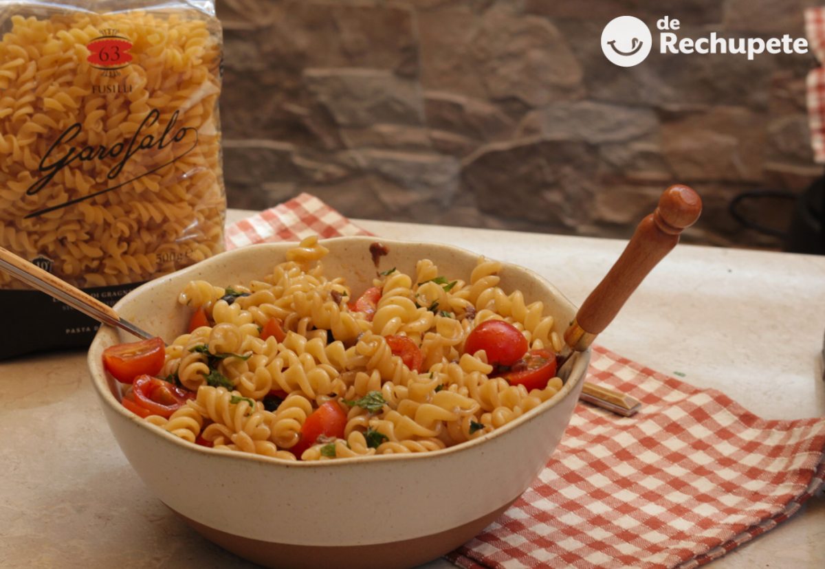 Ensalada de pasta con anchoas y tomates Cherry
