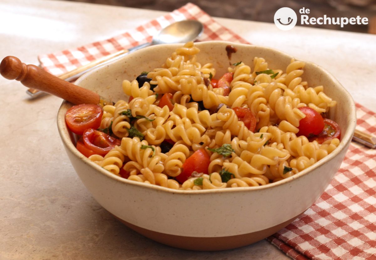 Ensalada de pasta con anchoas y tomates Cherry