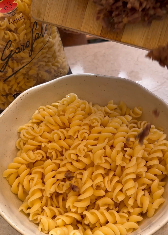 Ensalada de pasta con anchoas y tomates Cherry
