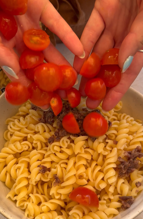 Ensalada de pasta con anchoas y tomates Cherry