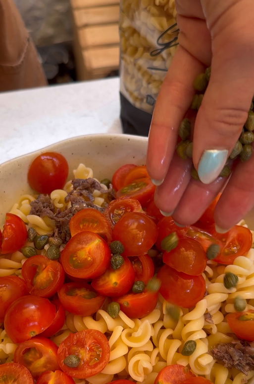 Ensalada de pasta con anchoas y tomates Cherry