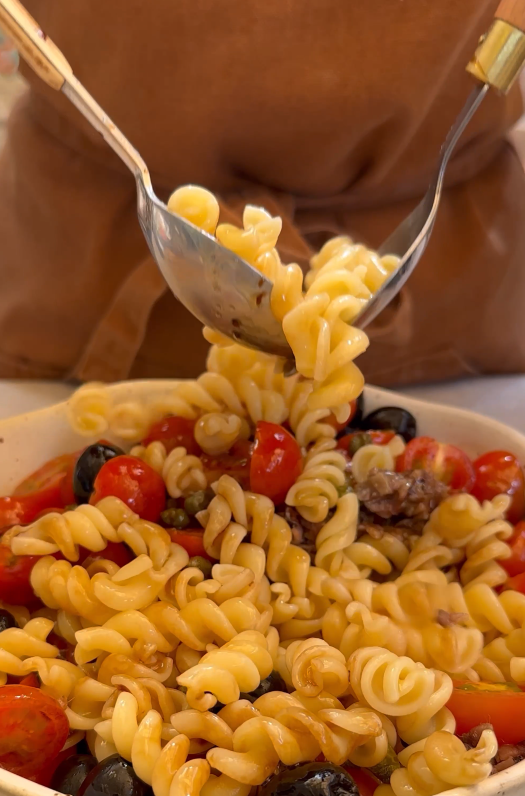 Ensalada de pasta con anchoas y tomates Cherry