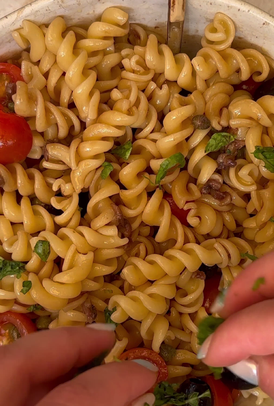 Ensalada de pasta con anchoas y tomates Cherry