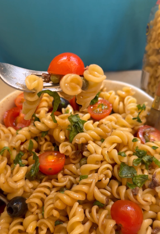 Ensalada de pasta con anchoas y tomates Cherry