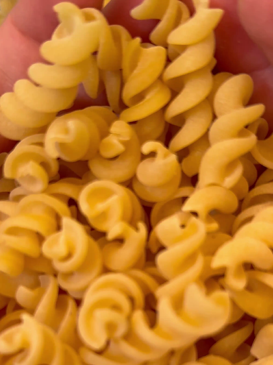 Ensalada de pasta con anchoas y tomates Cherry