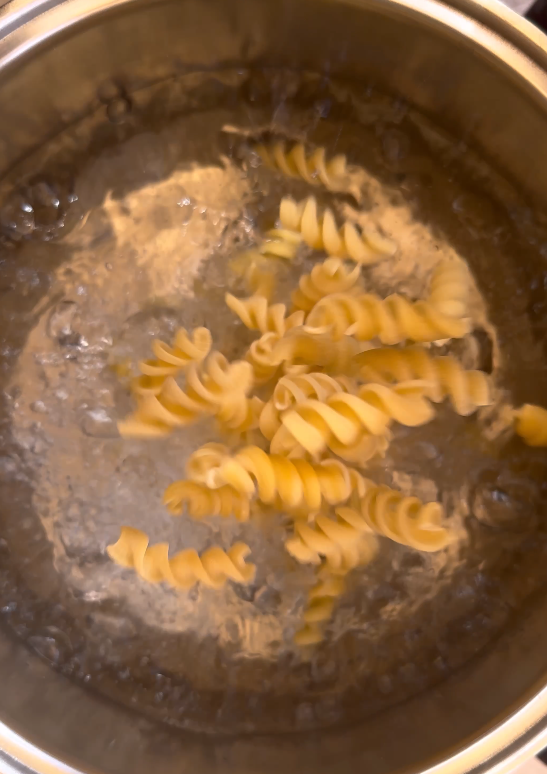Ensalada de pasta con anchoas y tomates Cherry
