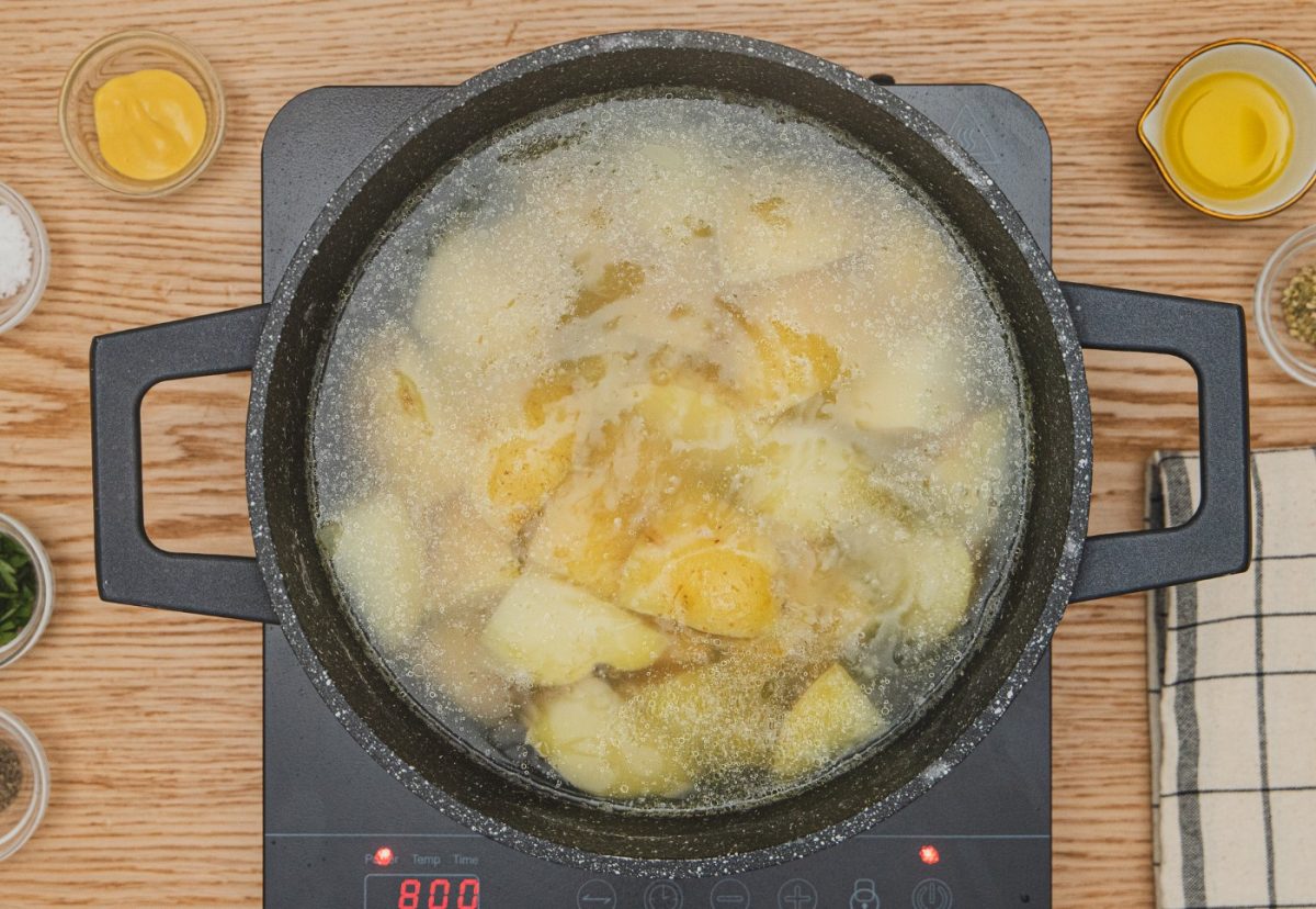 Ensalada de patata y yogur griego. Una receta cremosa y saludable