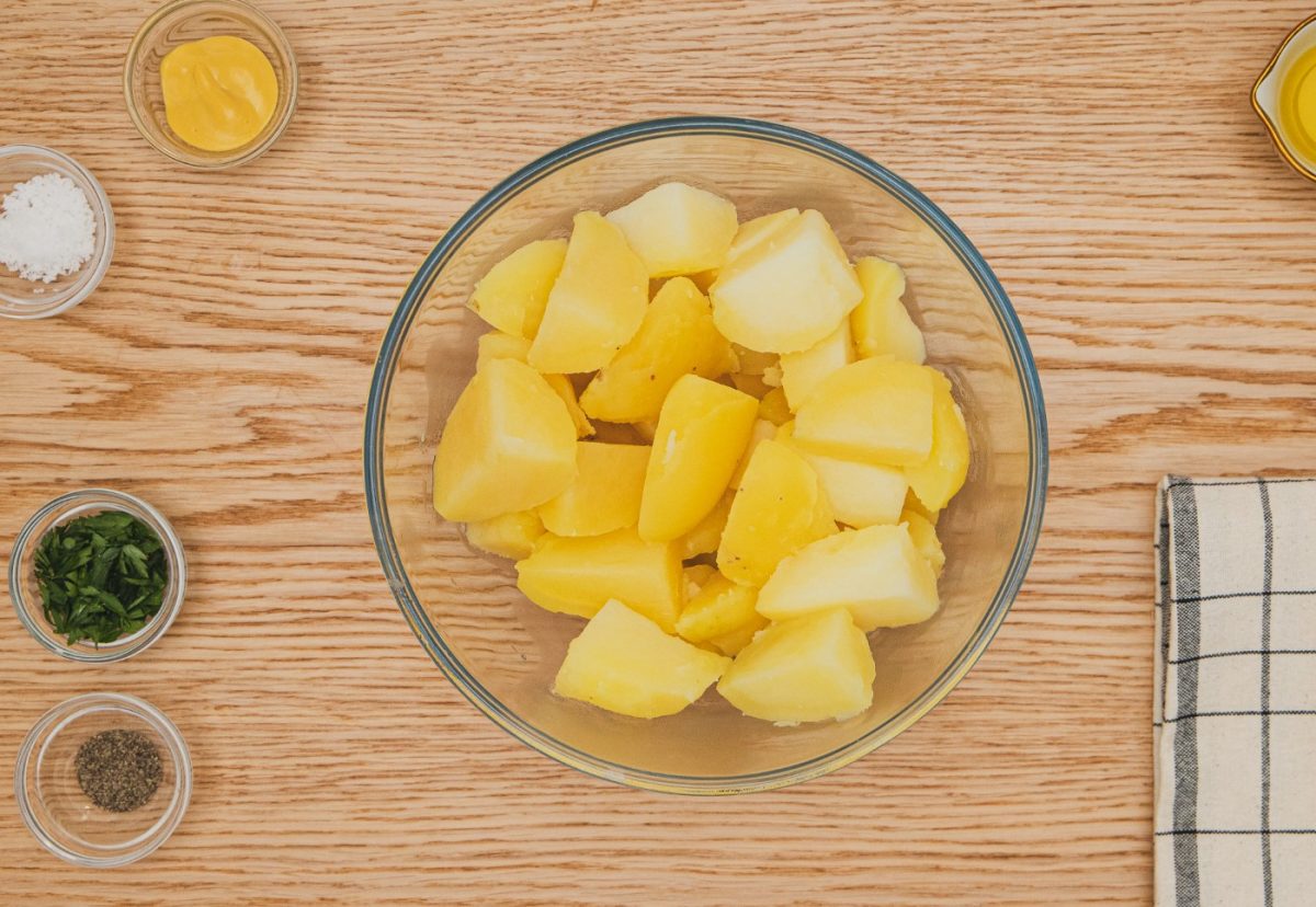 Ensalada de patata y yogur griego. Una receta cremosa y saludable