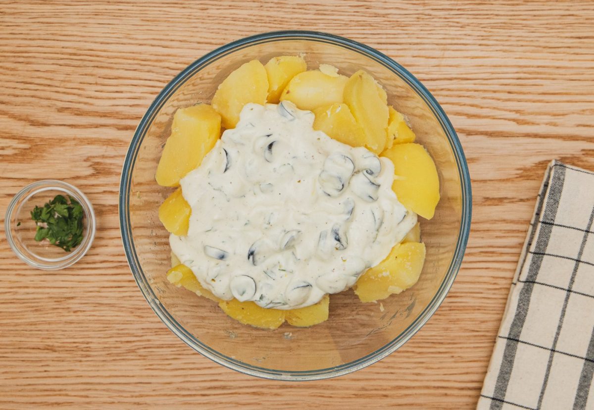 Ensalada de patata y yogur griego. Una receta cremosa y saludable