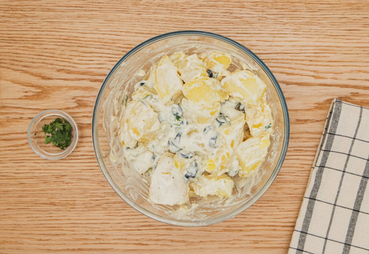 Ensalada de patata y yogur griego. Una receta cremosa y saludable