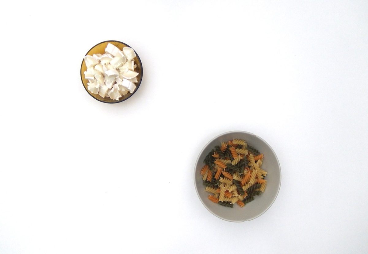 Ensalada de pasta con queso de cabra, pepino y albahaca