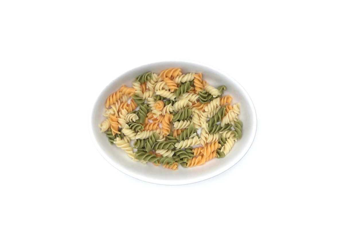 Ensalada de pasta con queso de cabra, pepino y albahaca