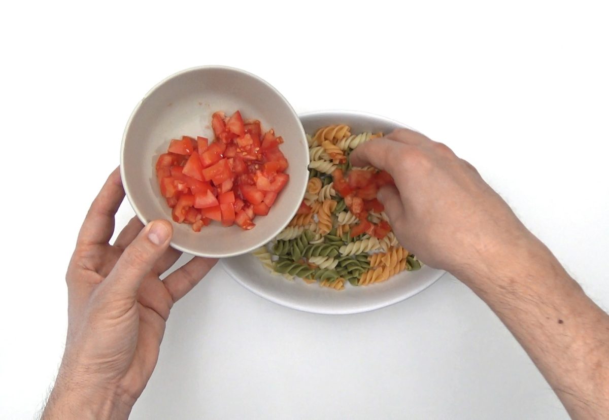 Ensalada de pasta con queso de cabra, pepino y albahaca