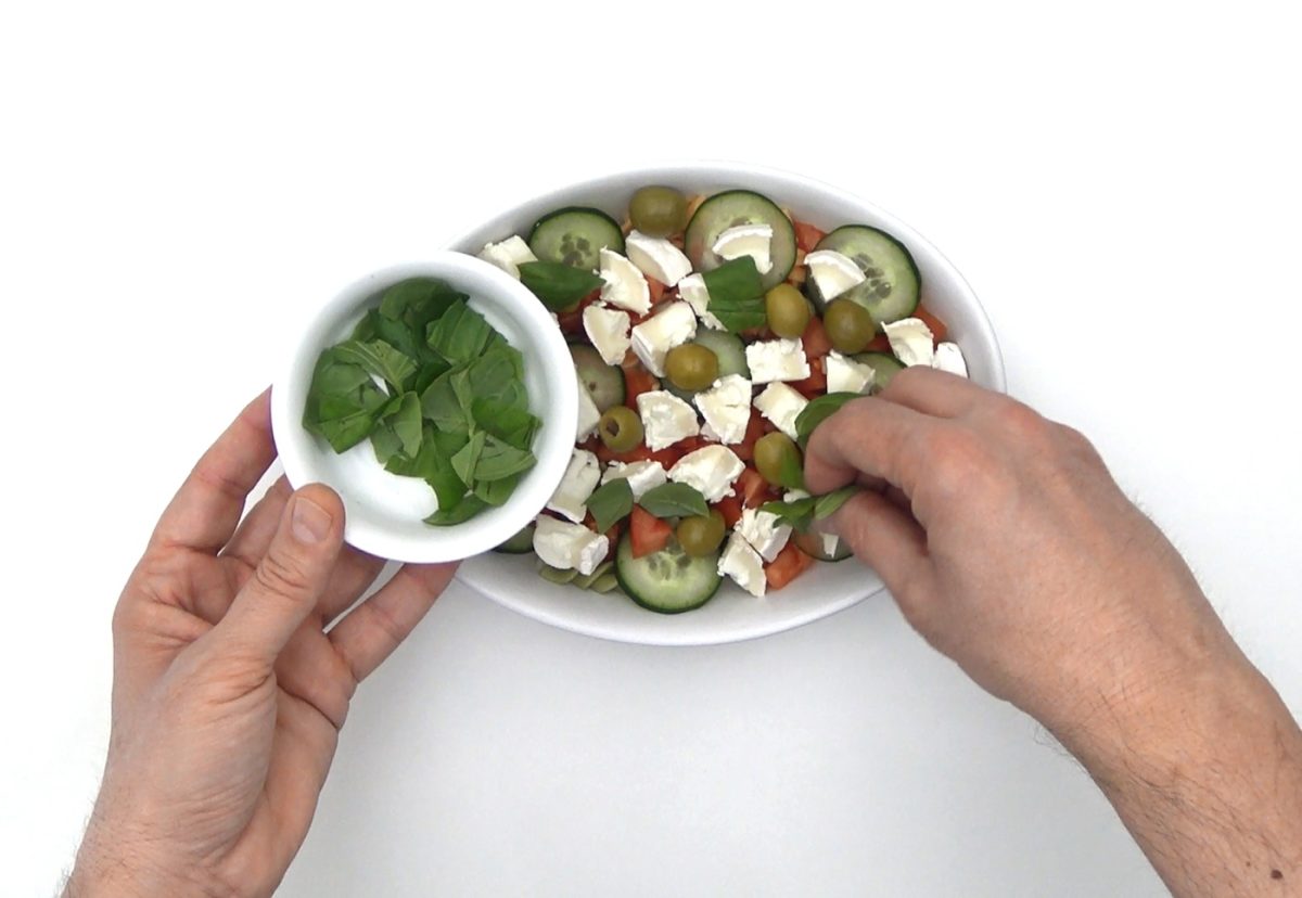 Ensalada de pasta con queso de cabra, pepino y albahaca