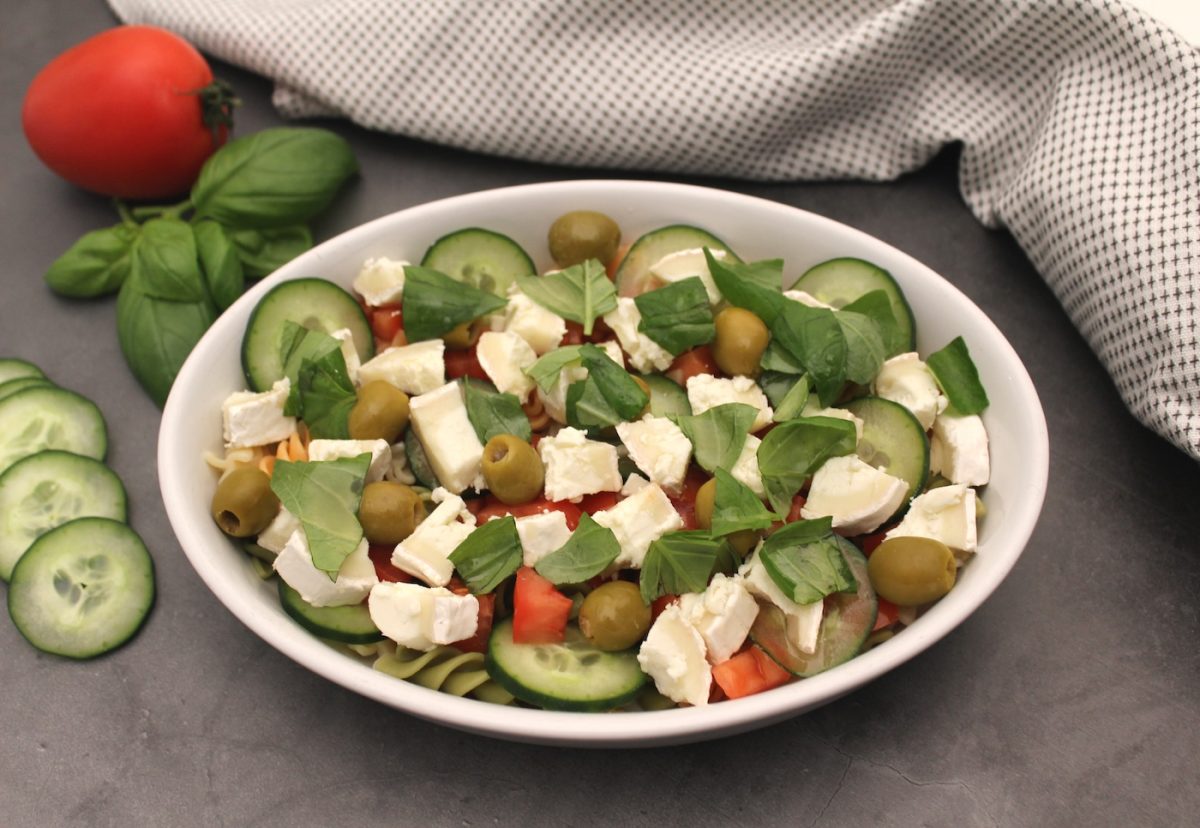 Ensalada de pasta con queso de cabra, pepino y albahaca