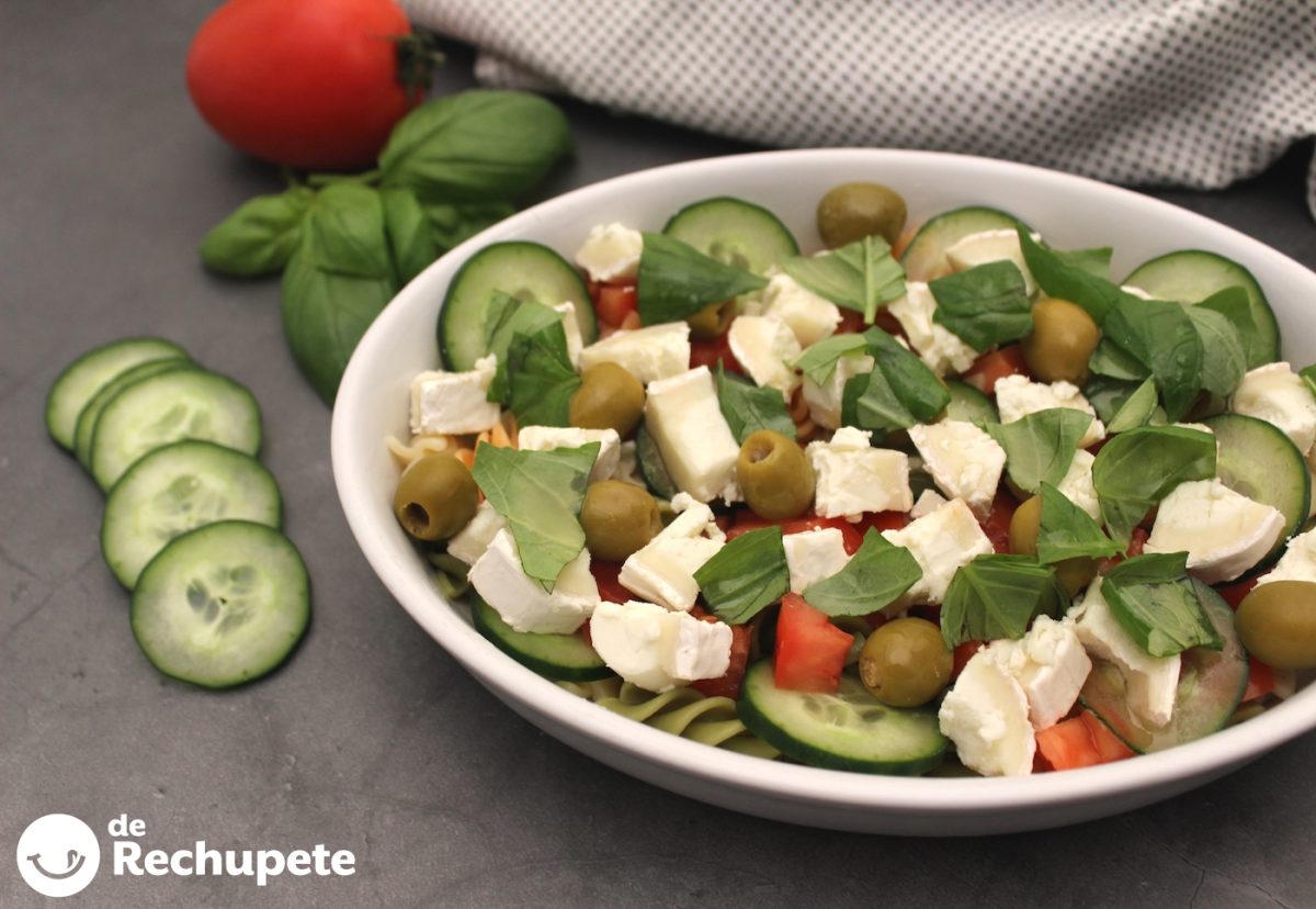 Ensalada de pasta con queso de cabra, pepino y albahaca