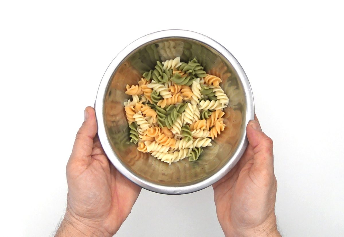 Ensalada de pasta con queso de cabra, pepino y albahaca