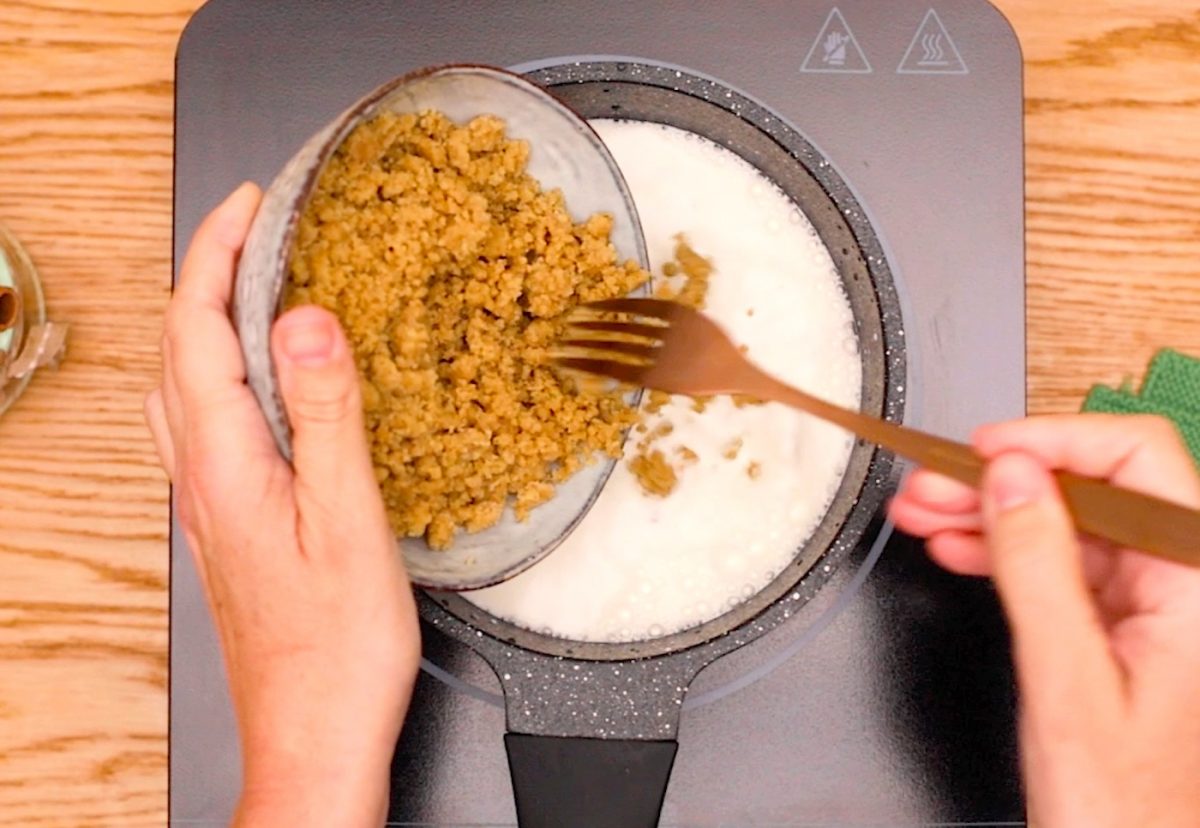 Intxaursaltsa con nueces. Postre tradicional vasco