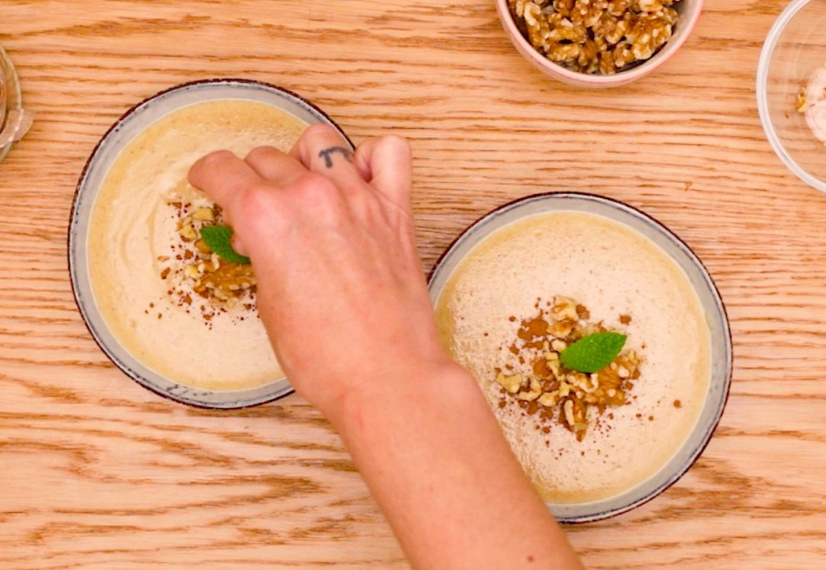 Intxaursaltsa con nueces. Postre tradicional vasco