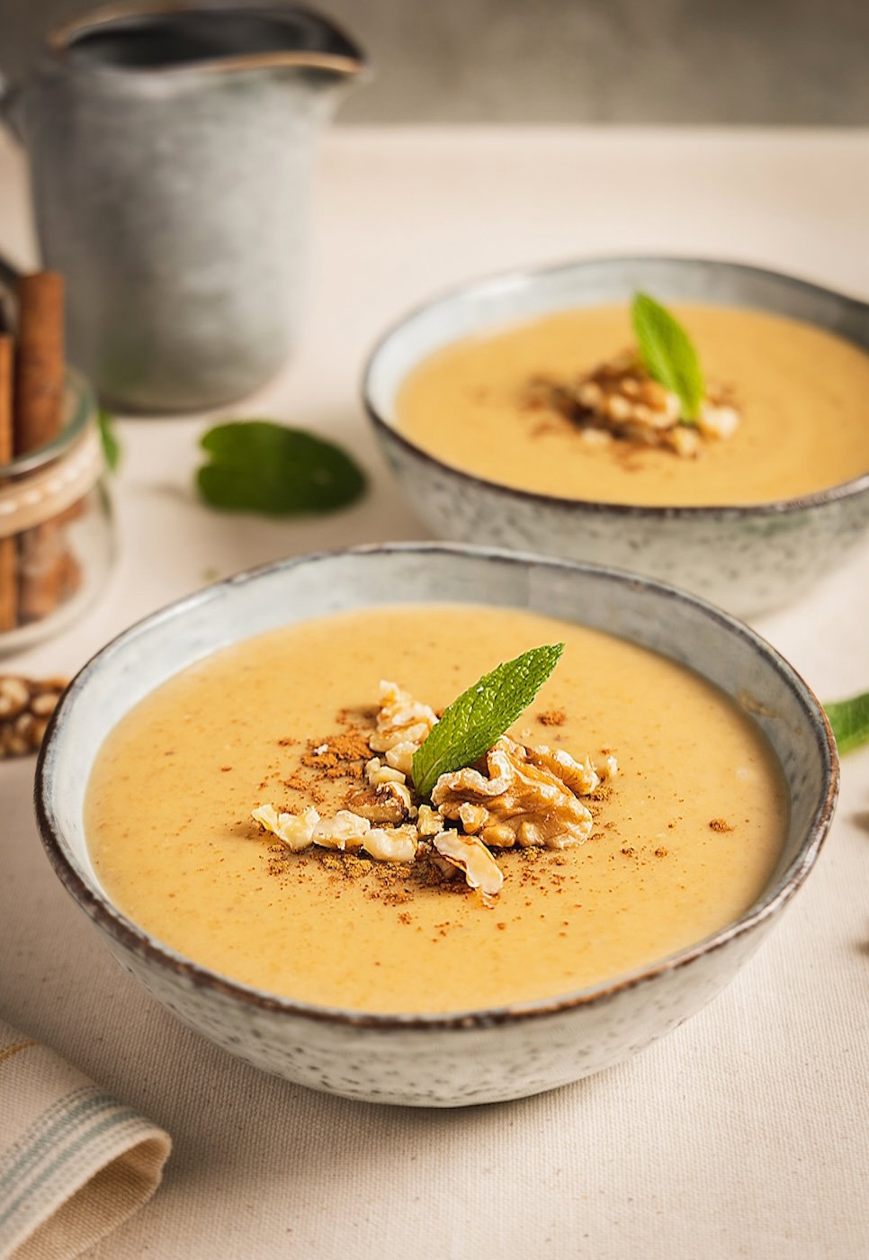 Intxaursaltsa con nueces. Postre tradicional vasco
